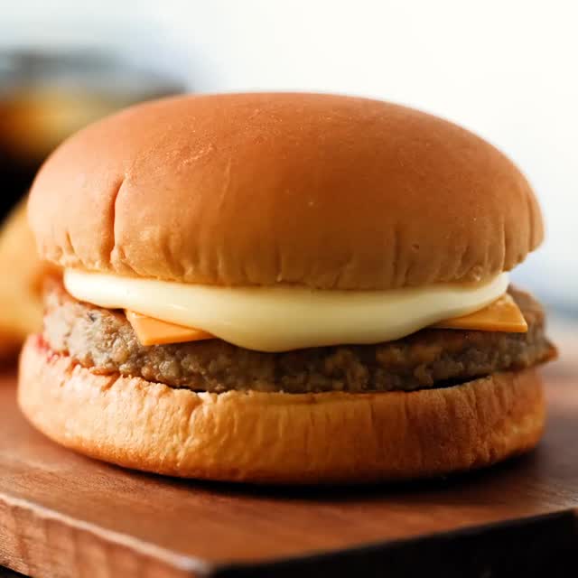 あふれるチーズバーガー