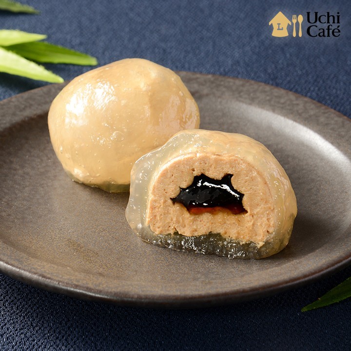 わらび餅で包んだきなこ玉(黒蜜入り)