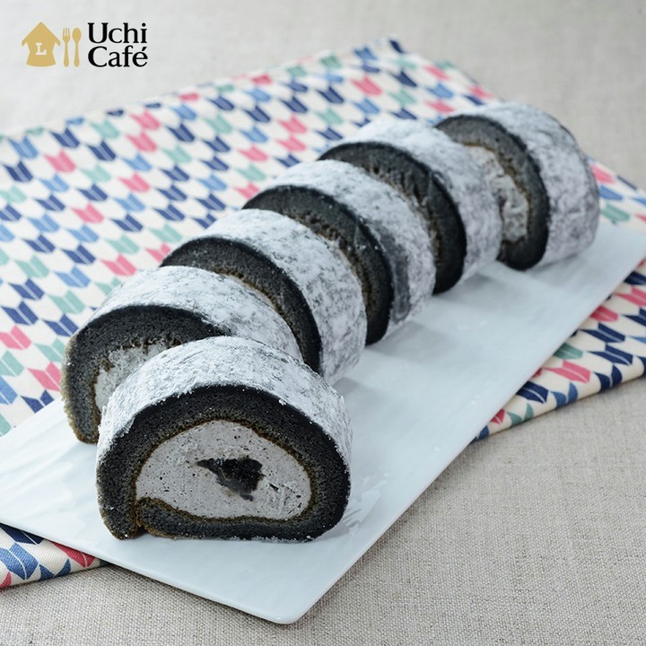 お餅で巻いたもち食感ロール 黒ごまみたらしソース