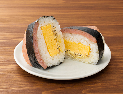 大きなおにぎり ソーセージ玉子